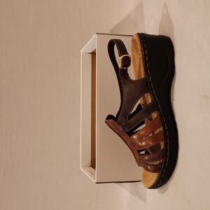 NIB Clarks leather cushioned walking sandals sz 8M